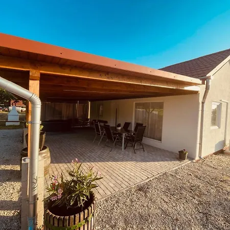Vendeghaz Apartment